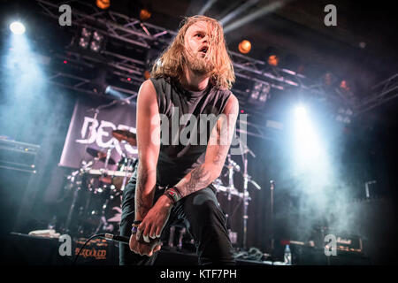 Le groupe de death metal norvégien Befouled effectue un concert live à Vulkan Arena pendant le festival de heavy metal norvégien Inferno Metal Festival 2017 à Oslo. Ici le chanteur Jorgen Nilsson est vu sur scène. La Norvège, 12/04 2017. Banque D'Images