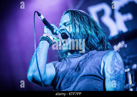 Le groupe de death metal norvégien Befouled effectue un concert live à Vulkan Arena pendant le festival de heavy metal norvégien Inferno Metal Festival 2017 à Oslo. Ici le chanteur Jorgen Nilsson est vu sur scène. La Norvège, 12/04 2017. Banque D'Images
