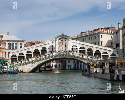 VENISE, ITALIE - 13 SEPTEMBRE 2017 : vue sur le pont du Rialto au-dessus du Grand Canal Banque D'Images