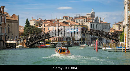 VENISE, ITALIE - 13 SEPTEMBRE 2017 : pont Ponte dell'Accademia traversant le Grand Canal Banque D'Images