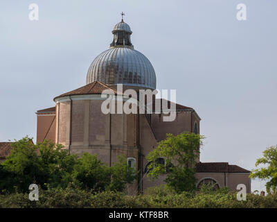 VENISE, ITALIE - 13 SEPTEMBRE 2017 : vue sur la basilique San Pietro di Castello depuis la lagune Banque D'Images