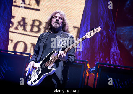 Le groupe de rock anglais Black Sabbath effectue un concert live à Telenor Arena d'Oslo. Musicien Geezer Butler ici à la basse est vu sur scène. La Norvège, 24/11 2013. Banque D'Images