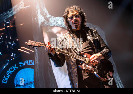 Le groupe de rock anglais Black Sabbath effectue un concert live à Telenor Arena d'Oslo. Musicien ici Tony Iommi à la guitare est vu sur scène. La Norvège, 24/11 2013. Banque D'Images