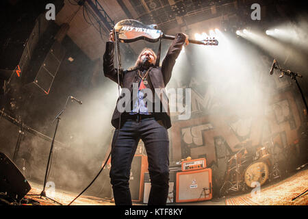 Le groupe de rock sudiste américain Blackberry Smoke exécute concert live de la Rockefeller à Oslo. Ici chanteur et guitariste Charlie Starr est vu sur scène. La Norvège, 17/03 2017. Banque D'Images