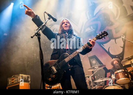 Le groupe de rock sudiste américain Blackberry Smoke exécute concert live de la Rockefeller à Oslo. Ici chanteur et guitariste Charlie Starr est vu sur scène. La Norvège, 17/03 2017. Banque D'Images