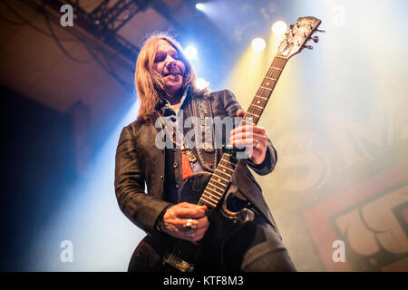 Le groupe de rock sudiste américain Blackberry Smoke exécute concert live de la Rockefeller à Oslo. Ici chanteur et guitariste Charlie Starr est vu sur scène. La Norvège, 17/03 2017. Banque D'Images