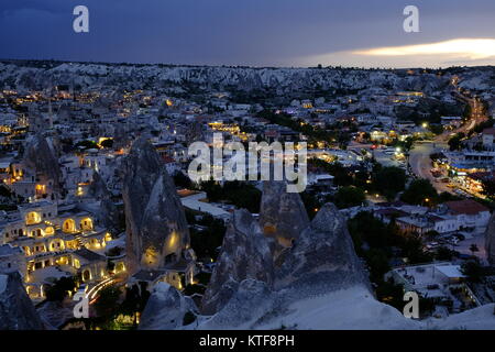 L'éclairage au crépuscule maisons troglodytes à Göreme, Cappadoce, Turquie Banque D'Images