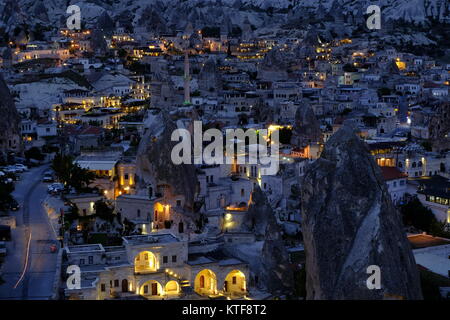 L'éclairage au crépuscule maisons troglodytes à Göreme, Cappadoce, Turquie Banque D'Images