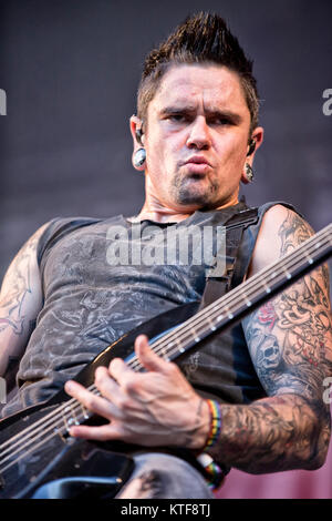 Bullet for My Valentine, le groupe de heavy metal gallois, effectue un concert live au festival de musique norvégienne Hovefestivalen 2013. Ici bassiste Jason James est vu sur scène. La Norvège, 05/07 2013. Banque D'Images