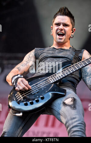 Bullet for My Valentine, le groupe de heavy metal gallois, effectue un concert live au festival de musique norvégienne Hovefestivalen 2013. Ici bassiste Jason James est vu sur scène. La Norvège, 05/07 2013. Banque D'Images