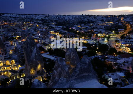 L'éclairage au crépuscule maisons troglodytes à Göreme, Cappadoce, Turquie Banque D'Images