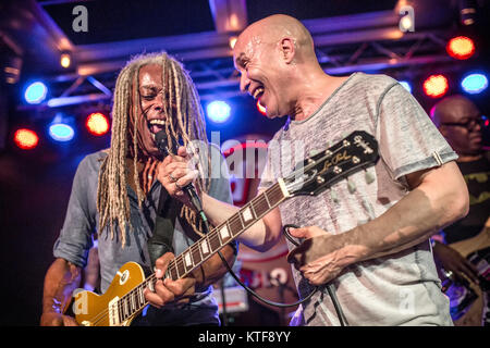 Le groupe rock funk américain Dan Reed Network effectue un concert live au Hard Rock Café à Oslo. Ici singer Dan Reed est vu en direct sur scène avec le guitariste Brion James. La Norvège, 04/06 2016. Banque D'Images