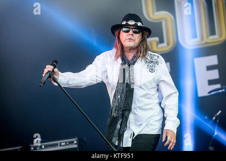 Le groupe de metal américain Dokken effectue un concert live au festival de musique suédois Sweden Rock Festival 2015. Ici Don Dokken chanteur est vu sur scène. La Suède, 05/06 2015. Banque D'Images