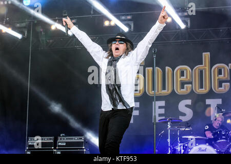 Le groupe de metal américain Dokken effectue un concert live au festival de musique suédois Sweden Rock Festival 2015. Ici Don Dokken chanteur est vu sur scène. La Suède, 05/06 2015. Banque D'Images