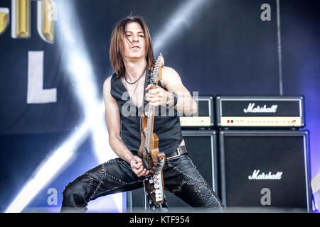 Le groupe de metal américain Dokken effectue un concert live au festival de musique suédois Sweden Rock Festival 2015. Ici le guitariste Jon Levin est vu sur scène. La Suède, 05/06 2015. Banque D'Images