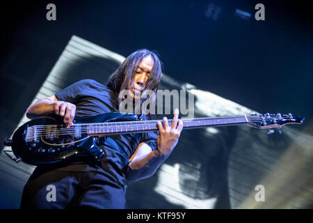 Le groupe de metal progressif américain Dream Theater effectue un concert live à Oslo Spektrum. Ici le bassiste John Myung est vu sur scène. La Norvège, 21/02 2014. Banque D'Images