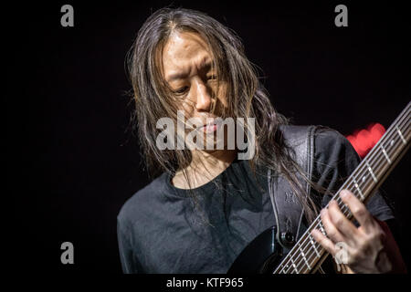 Le groupe de metal progressif américain Dream Theater effectue un concert live à Oslo Spektrum. Ici le bassiste John Myung est vu sur scène. La Norvège, 25/02 20147. Banque D'Images