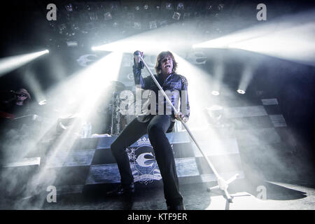 L'Agence suédoise de glam rock band Europe effectue un concert live de la Rockefeller à Oslo. Ici le chanteur Joey Tempest est vu sur scène. La Norvège, 24/09 2015. Banque D'Images