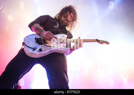 Le groupe de metal progressif suédois Evergrey effectue un concert live au festival de musique suédois Sweden Rock Festival 2015. Le guitariste Henrik Danhage ici est vu sur scène. La Suède, 03/06 2015. Banque D'Images