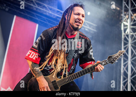 La Norvège, Halden - le 24 juin 2017. Cinq doigts, le Punch de la mort bande lourd américain, effectue un concert live au cours de la fête de la musique norvégienne de tonnes de 2017. Ici guitariste Zoltan Bathory est vu sur scène. Banque D'Images