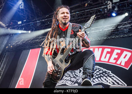 La Norvège, Halden - le 24 juin 2017. Cinq doigts, le Punch de la mort bande lourd américain, effectue un concert live au cours de la fête de la musique norvégienne de tonnes de 2017. Ici guitariste Zoltan Bathory est vu sur scène. Banque D'Images