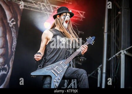 Le groupe de folk metal finlandais Finntroll effectue un concert live au Sweden Rock Festival 2016. Ici guitariste Samuli Ponsimaa krymer' 'est vu sur scène. La Suède, 11/06 2016. Banque D'Images