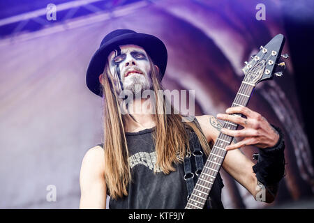 Le groupe de folk metal finlandais Finntroll effectue un concert live au Sweden Rock Festival 2016. Ici guitariste Samuli Ponsimaa krymer' 'est vu sur scène. La Suède, 11/06 2016. Banque D'Images