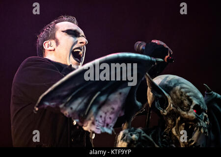 Le groupe de metal industriel norvégien Gothminister effectue un concert live de la Rockefeller à Oslo. Ici le chanteur Gothminister (Bjørn Alexander Brem) est vu en direct sur scène. La Norvège, 11/04 2012. Banque D'Images