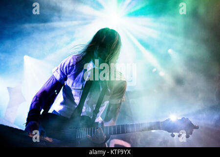 Le groupe de metal industriel norvégien Gothminister effectue un concert live de la Rockefeller à Oslo. Ici l'un des guitaristes du groupe est vu sur scène. La Norvège, 11/04 2012. Banque D'Images