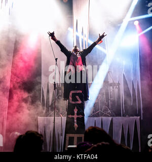 Le groupe de metal industriel norvégien Gothminister effectue un concert live de la Rockefeller à Oslo. Ici le chanteur Gothminister (Bjørn Alexander Brem) est vu en direct sur scène. La Norvège, 31/10 2013. Banque D'Images