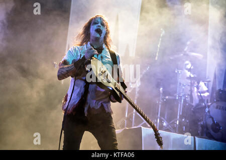 Le groupe de metal industriel norvégien Gothminister effectue un concert live de la Rockefeller à Oslo. Ici l'un des guitaristes du groupe est vu sur scène. La Norvège, 31/10 2013. Banque D'Images