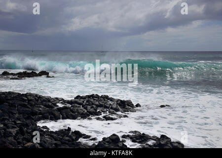 Vagues à Hanga Roa la capitale de l'île de Pâques ou rapa nui Banque D'Images