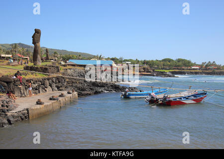 Le petit port de pêche dans l'île de Pâques Hanga Roa Banque D'Images