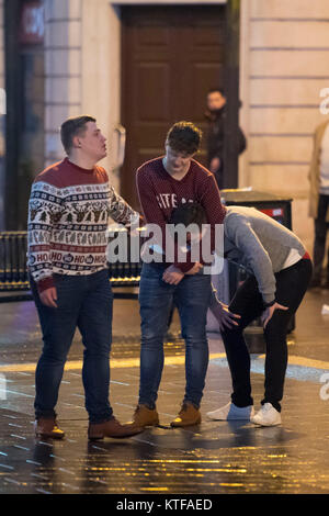 Les fêtards dans Mad Vendredi Cardiff, Pays de Galles, pour le Black Friday. Le vendredi noir, le dernier vendredi avant Noël, est traditionnellement l'un des plus occupés nuits de l'année pour les services d'urgence. Un homme a un autre homme dans le cou sur St Mary's Street, Cardiff. © GALLES NEWS SERVICE Banque D'Images