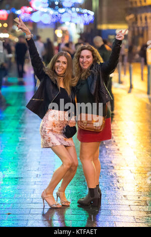 Pas de fêtards BYLINE à Cardiff, Pays de Galles, pour le Black Friday. Le vendredi noir, le dernier vendredi avant Noël, est traditionnellement l'un des plus occupés nuits de l'année pour les services d'urgence. Revelers sur St Mary's Street, Cardiff. Banque D'Images