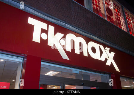 TK Maxx entrée du magasin sur King Street, Hammersmith, London, W6, UK Banque D'Images