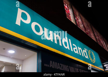 Signalisation Poundland et entrée du magasin sur King Street, Hammersmith, Londres, W6, Royaume-Uni Banque D'Images