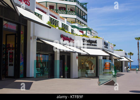 Un commerçant de la rue vide à Playa de las Americas à Teneriffe Banque D'Images