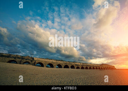 Aqueduc ancienne sur la plage de Césarée, en Israël Banque D'Images