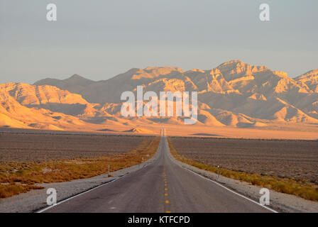 L'autoroute extraterrestre (Nevada State Route 375) dans la région de Sand Spring Valley, Nevada. Banque D'Images
