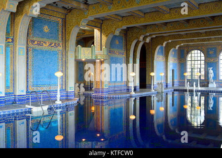 San Simeon, en Californie, États-Unis d'Amérique - 27 novembre, 2017. Piscine intérieure de l'Hearst Castle à San Simeon, CA. Banque D'Images