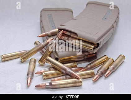 Deux magazines fusil brown chargé avec plusieurs tours rondes et 0,223 pose à côté d'eux sur un fond blanc Banque D'Images