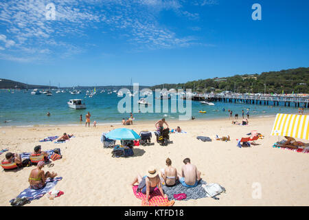 Les gens se relaxent et bronzent sur la plage de Balmoral à Mosman, Sydney, Australie avec vue sur Hunters Bay Banque D'Images