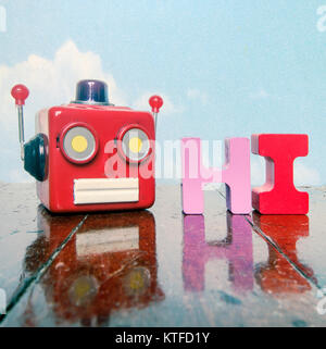 La tête du robot rouge et le mot salut sur un sol en bois avec réflexion Banque D'Images