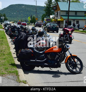 Grand groupe de motos en stationnement sur la rue en spéculateur, NY, USA au cours de l'Americade 2015 motorcycle rally dans les Adirondacks. Banque D'Images