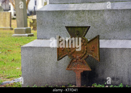 Une vieille croix de fer CSV altérés signifie la tombe d'une brasure confédérés dans un cimetière de l'église rurale du sud Banque D'Images