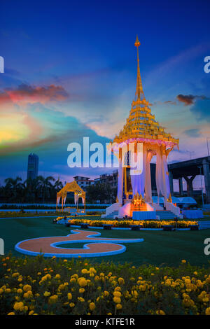 BANGKOK, THAÏLANDE - 25 octobre 2017 : la réplique de crématorium royal de Sa Majesté le Roi Bhumibol Adulyadej construit pour la royal funeral à BITEC Banque D'Images