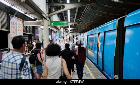 La station de BTS Skytrain Saphan Taksin Thaïlande Bangkok dec 2017 Banque D'Images