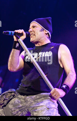 Iron Maiden, le groupe de heavy metal anglais, effectue un concert live à Telenor Arena d'Oslo. Ici le chanteur Bruce Dickinson est vu sur scène. La Norvège, 06/07 2011. Banque D'Images