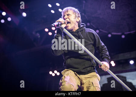 Iron Maiden, le groupe de heavy metal anglais, effectue un concert live à Telenor Arena d'Oslo. Ici le chanteur Bruce Dickinson est vu sur scène. La Norvège, 15/06 2016. Banque D'Images